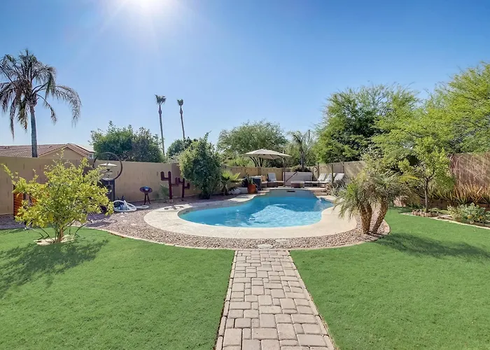 Kiva Cove Pool & Sun Loungers On The Patio