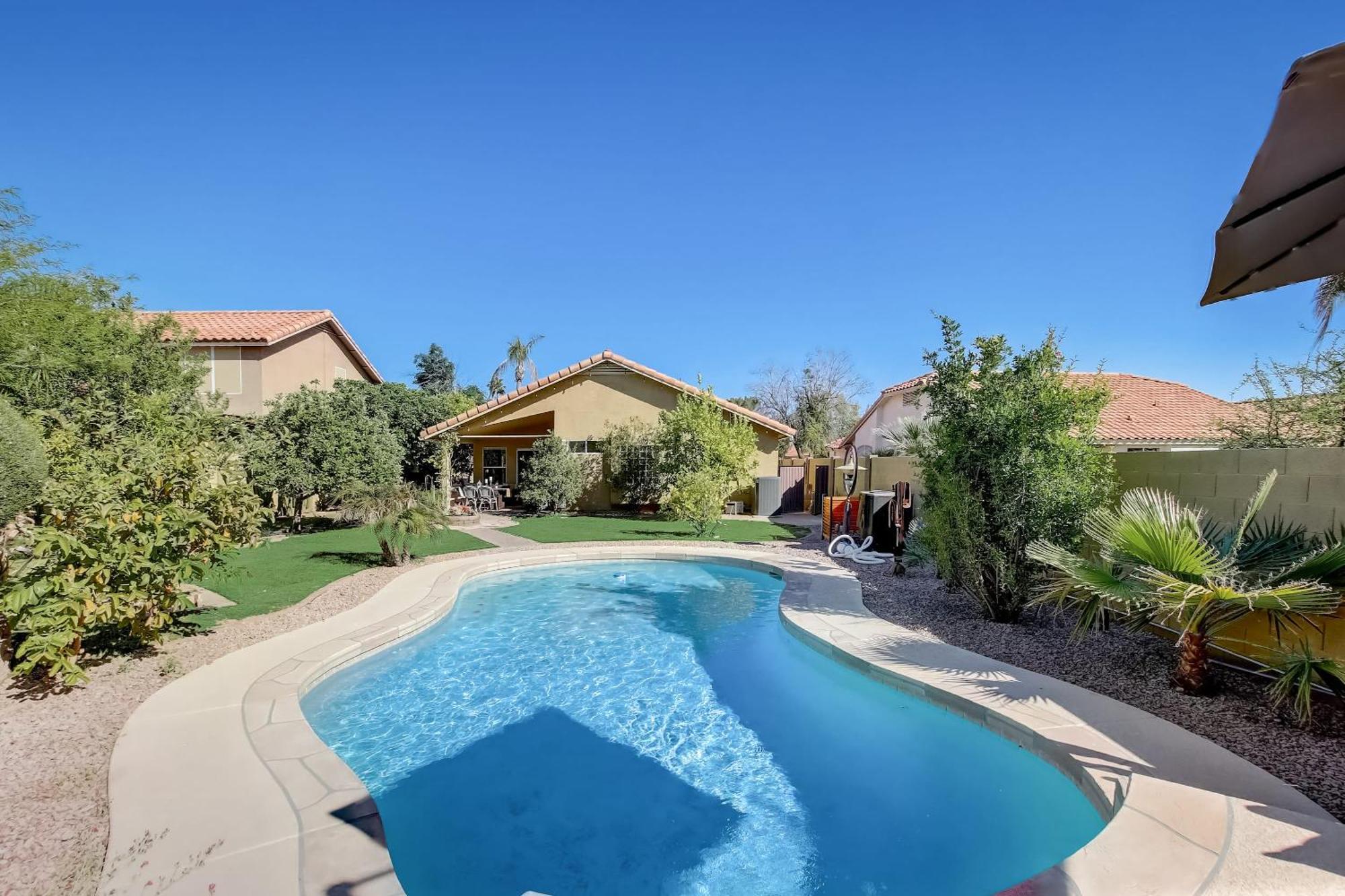 Kiva Cove Pool & Sun Loungers On The Patio Mesa