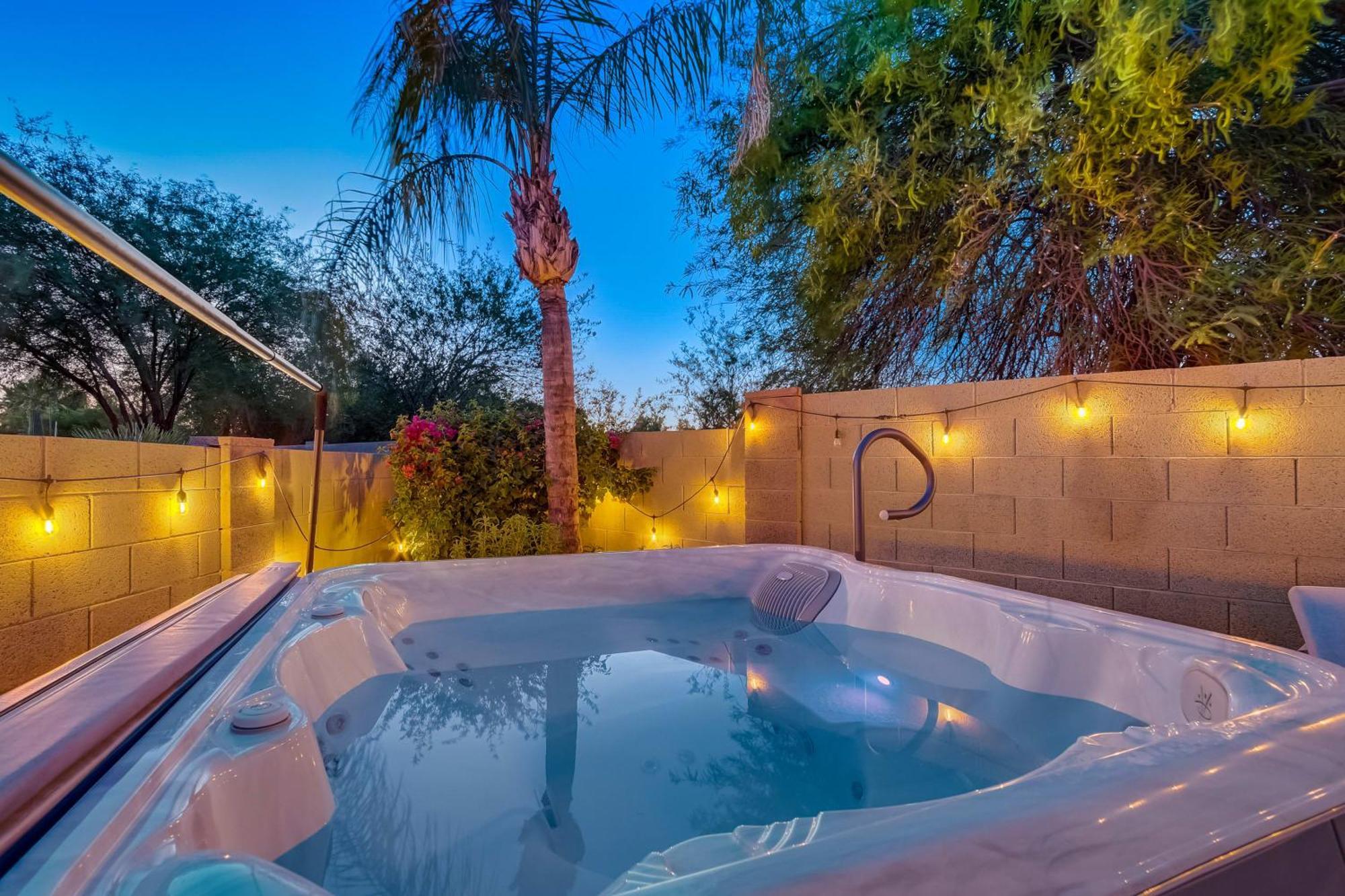 Kiva Cove Pool & Sun Loungers On The Patio Mesa