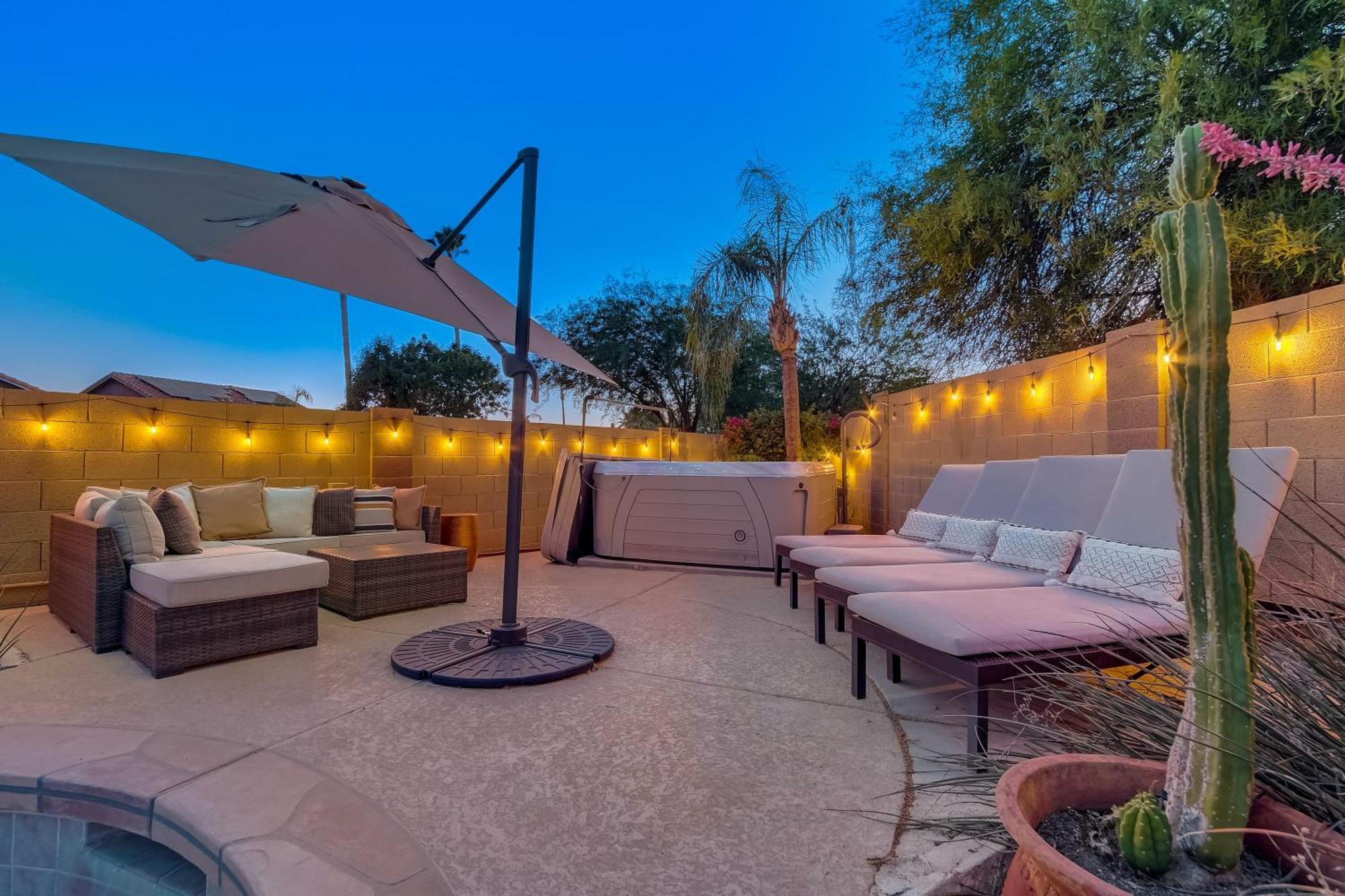 Kiva Cove Pool & Sun Loungers On The Patio