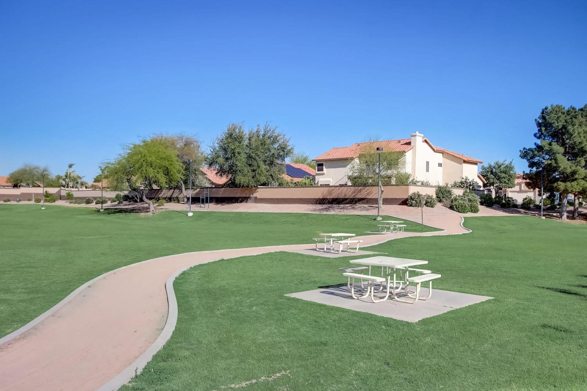 Kiva Cove Pool & Sun Loungers On The Patio * Mesa
