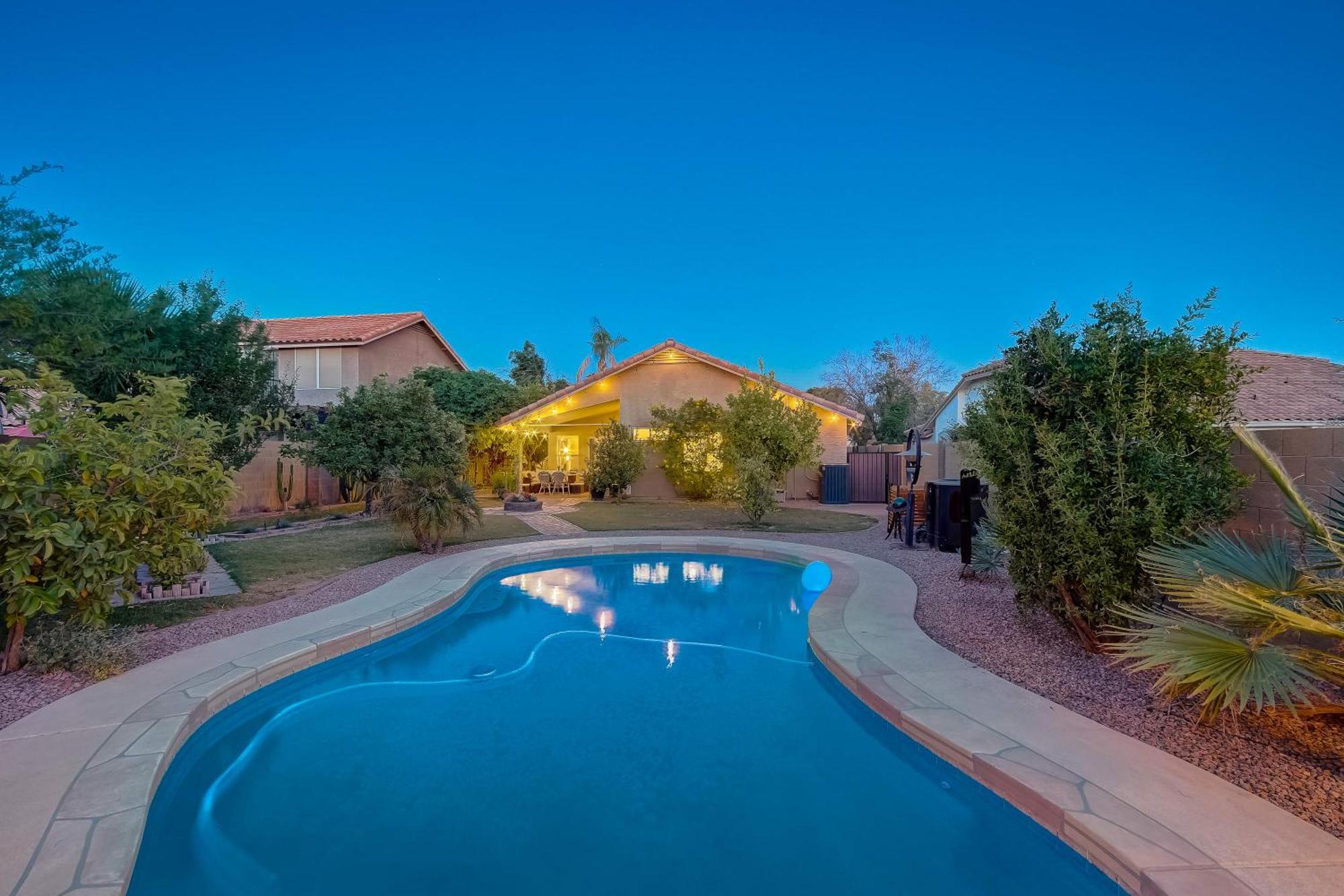 Kiva Cove Pool & Sun Loungers On The Patio * Mesa