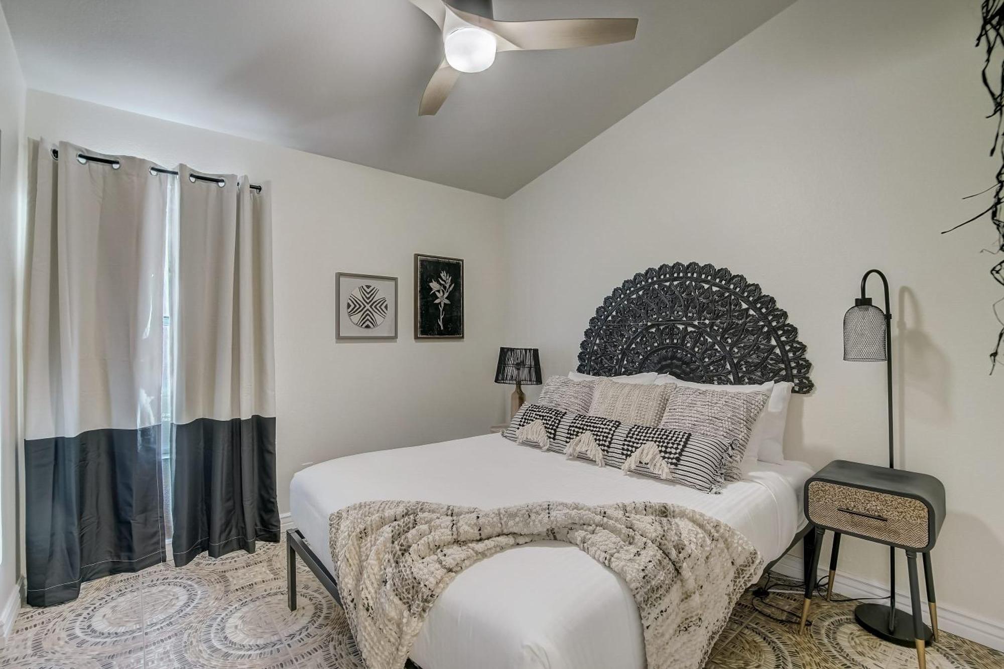 Kiva Cove Pool & Sun Loungers On The Patio * Mesa