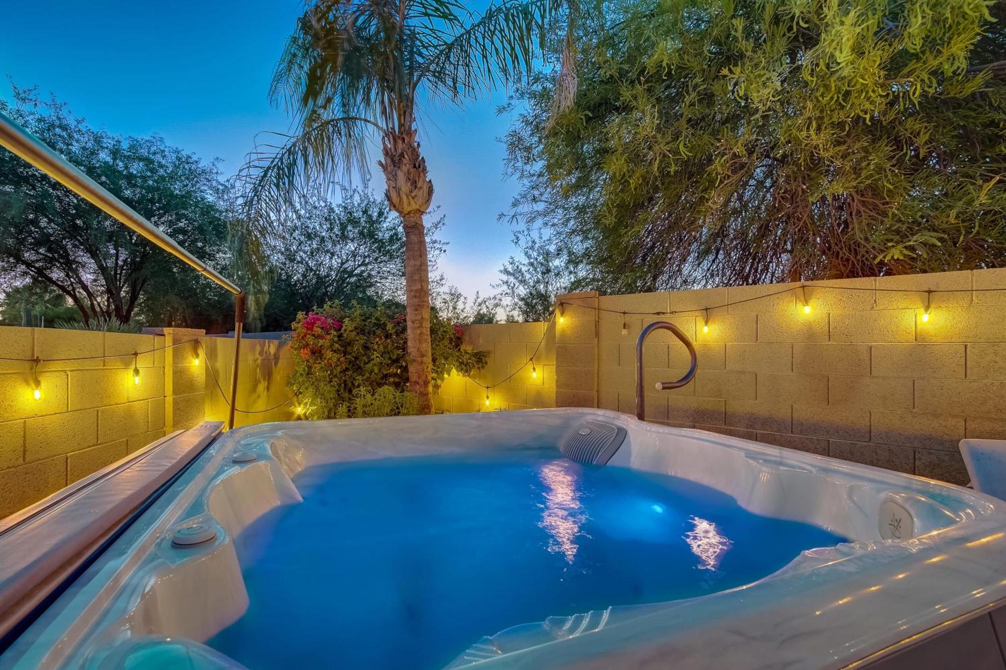 Kiva Cove Pool & Sun Loungers On The Patio *