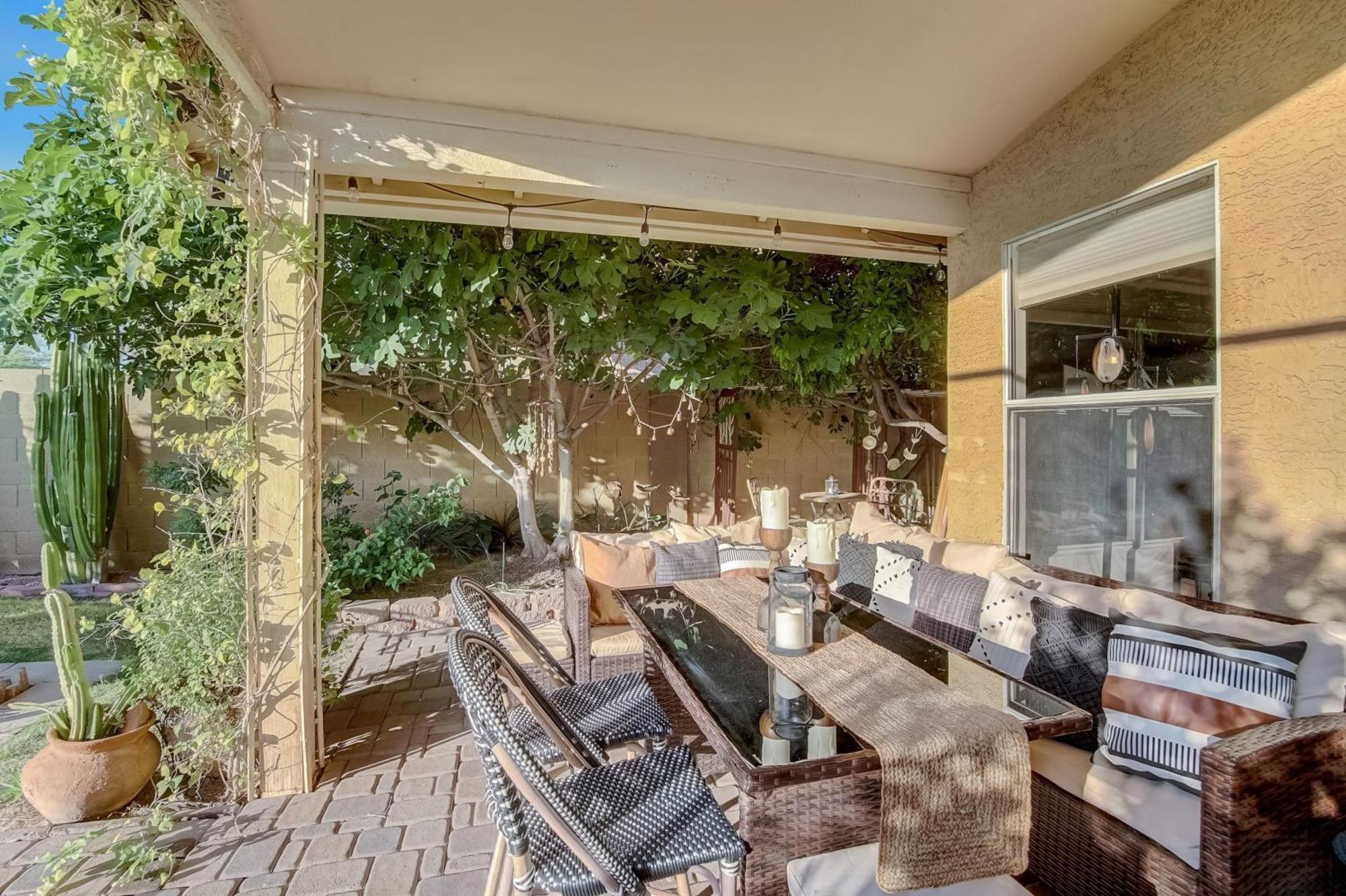 Kiva Cove Pool & Sun Loungers On The Patio Mesa
