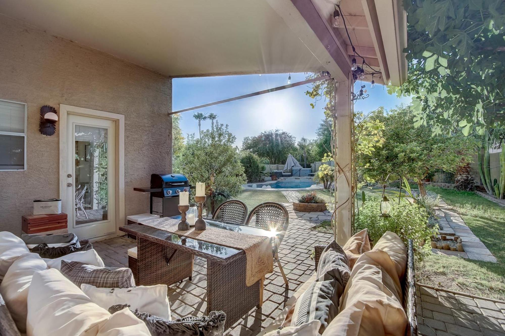 Kiva Cove Pool & Sun Loungers On The Patio
